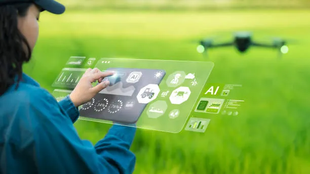 Persona monitoreando cultivos con tableta, mostrando cómo la agricultura de precisión se integra con tecnología para cuidar los recursos naturales