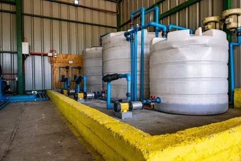 Instalación de riego de agua funcionando sobre terreno agrícola, clave para distribuir el recurso hídrico eficientemente y lograr ahorro de agua en la agricultura.