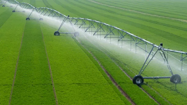 Intelligent irrigation controller to optimize water use in crops automatically.