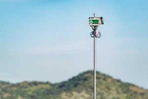 Panel solar inclinado sobre tierra de cultivo, energizando herramientas de monitoreo inteligente utilizadas como parte de la transformación del iot en la agricultura.