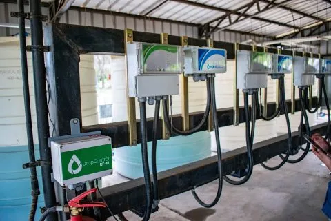 Hardware de monitoreo instalado en una pequeña cabaña en el campo, garantizando recolección de datos en tiempo real con Sistemas de telemetría de agua.