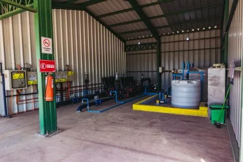 Water pumps connected to Irrigation Timer hardware in a farm, demonstrating automated irrigation control and efficient water distribution for crops. 3.Temporizador de riego.jpg