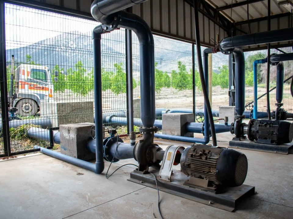 Network of pipes in an agricultural installation, integrated with DROP CONTROL sensors and irrigation control software