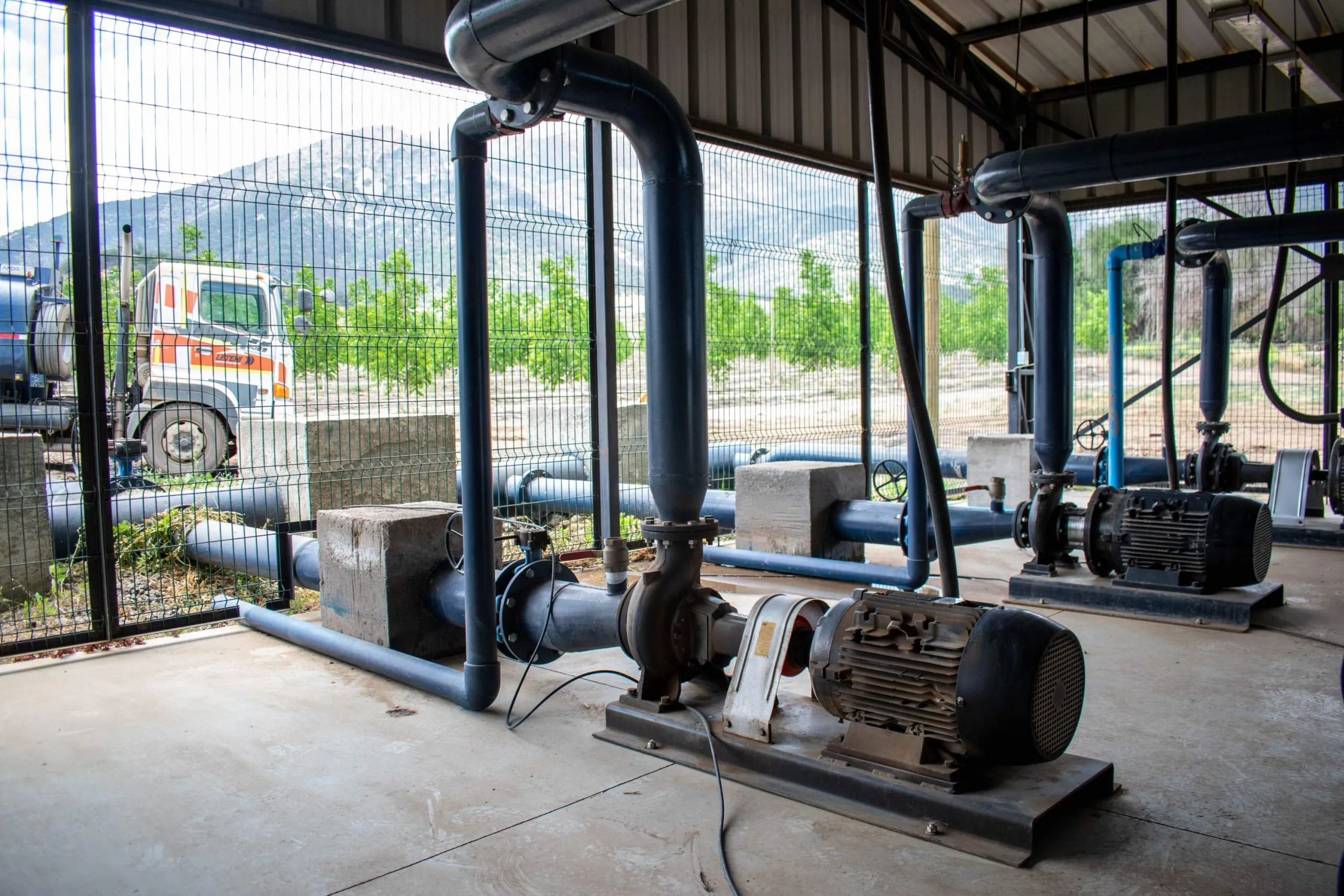 Network of pipes in an agricultural installation, integrated with DROP CONTROL sensors and irrigation control software