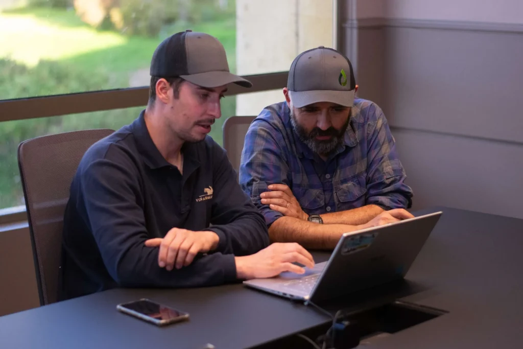 Agrónomo evaluando una unidad inteligente utilizada en tecnología de agricultura de precisión para respaldar decisiones basadas en datos y optimizar el rendimiento del campo